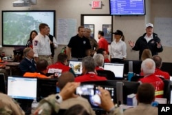 El presidente de EE.UU. Donald Trump y la primera dama Melania Trump visitan el Centro de Operaciones de Emergencia del Departamento de Seguridad Pública de Austin, Texas. Agosto 29 de 2017.