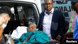 El portavoz del gobierno de Somalia, Mohamed Ibrahim Moalimuu, que resultó herido en el lugar de una explosión, recibe asistencia para la evacuación médica a Turquía en el Aeropuerto Internacional Aden Abdulle Osman en Mogadiscio, Somalia, el 17 de enero de 2022.