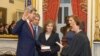 جان کری در حال ادای سوگند برای تصدی وزارت خارجه آمریکا