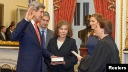 Senator John F. Kerry (kiri), didampingi isterinya, dalam pengambilan sumpah sebagai Menlu AS oleh Hakim Agung Elena Kagan hari Jumat (1/2). 