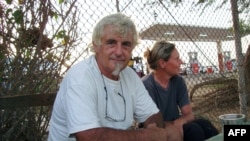 Warga Jerman Jurgen Kantner dan istrinya Sabine Merz (kanan) di foto yang diambil pada tanggal 5 Mei 2009 di Berbera, Somaliland. 