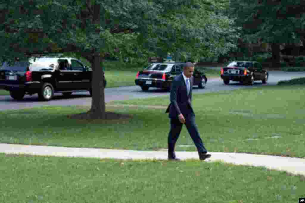 奥巴马总统送走阿巴斯主席后返回总统办公室(9月1日)