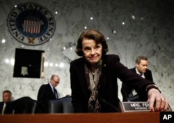 ທ່ານນາງ ດາຍແອນ ຟາຍສໄຕນ໌ (Dianne Feinstein),ນຶ່ງໃນຖັນແຖວ ຂອງສະມາຊິກສະພາສູງ ສັງກັດພັກ ເດໂມແຄຣັດ ຈາກລັດຄາລີຟໍເນຍ ຢູ່ໃນ ຄະນະກຳມະການ ຕຸລາການ ສະພາສູງ ເດີນທາງໄປເຖິງ ການຮັບຟັງຄຳໃຫ້ການ ຢູ່ທີ່ລັດຖະສະພາ ຫຼື Capitol Hill ໃນນະຄອນຫຼວງ ວໍຊິງຕັນ, ເມື່ອວັນທີ 6 ທັນວາ 2017.