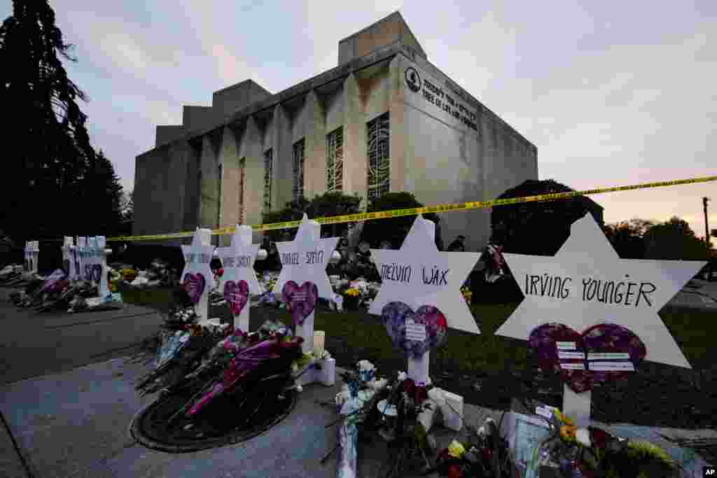 총기난사 발생한 미국 피츠버그시 &#39;생명의 나무&#39; 유대교회당 앞에 임시 추모소가 마련됐다.
