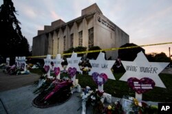 Un memorial improvisado auera de la Sinagoga Árbol de la Vida después de un tiroteo mortal en el Pittsburgh, lunes, 29 de octubre de 2018. (AP Photo / Matt Rourke).