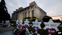 2018년 10월 27일 총격 난사사건 이후, 피츠버그시 '생명의 나무' 유대교 회당 앞에 임시 추모비가 세워져 있다.