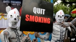 Những nhà hoạt động cầm biểu ngữ kêu gọi bỏ hút thuốc lá nhân Ngày Thế giới Không Thuốc lá ở Kolkata, Ấn Độ, ngày 31 tháng 5, 2014.