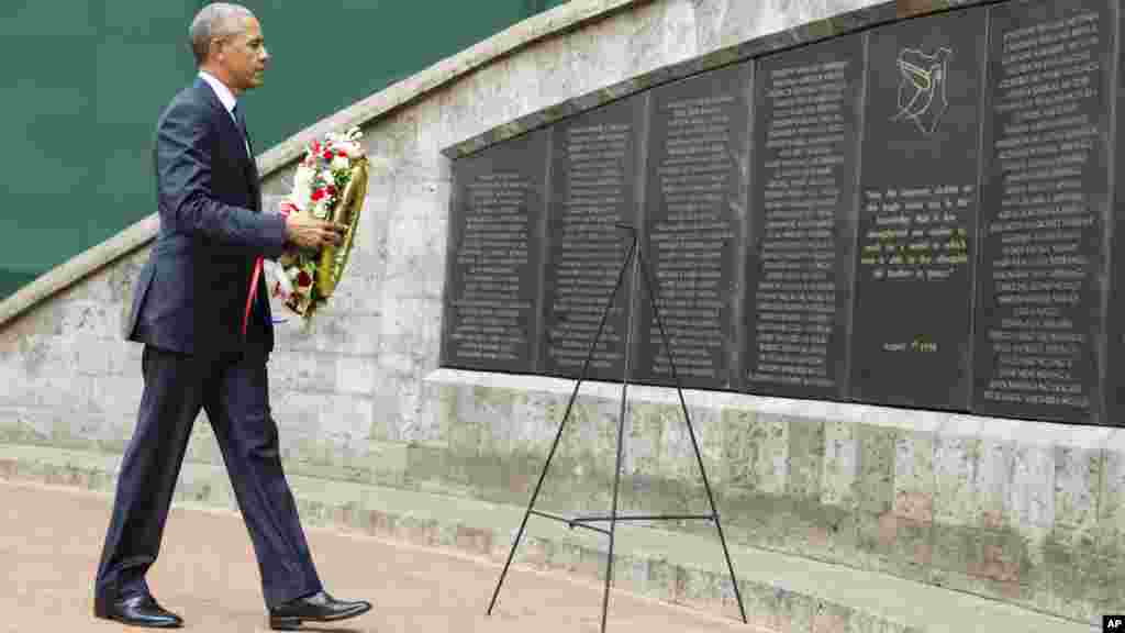 Barack Obama participe à une cérémonie de dépôt de gerbes, au Memorial Park en l&#39;honneur des victimes de l&#39;attentat meurtrier en 1998 contre l&#39;ambassade américaine au Kenya, le 25 juillet 2015 &nbsp;.