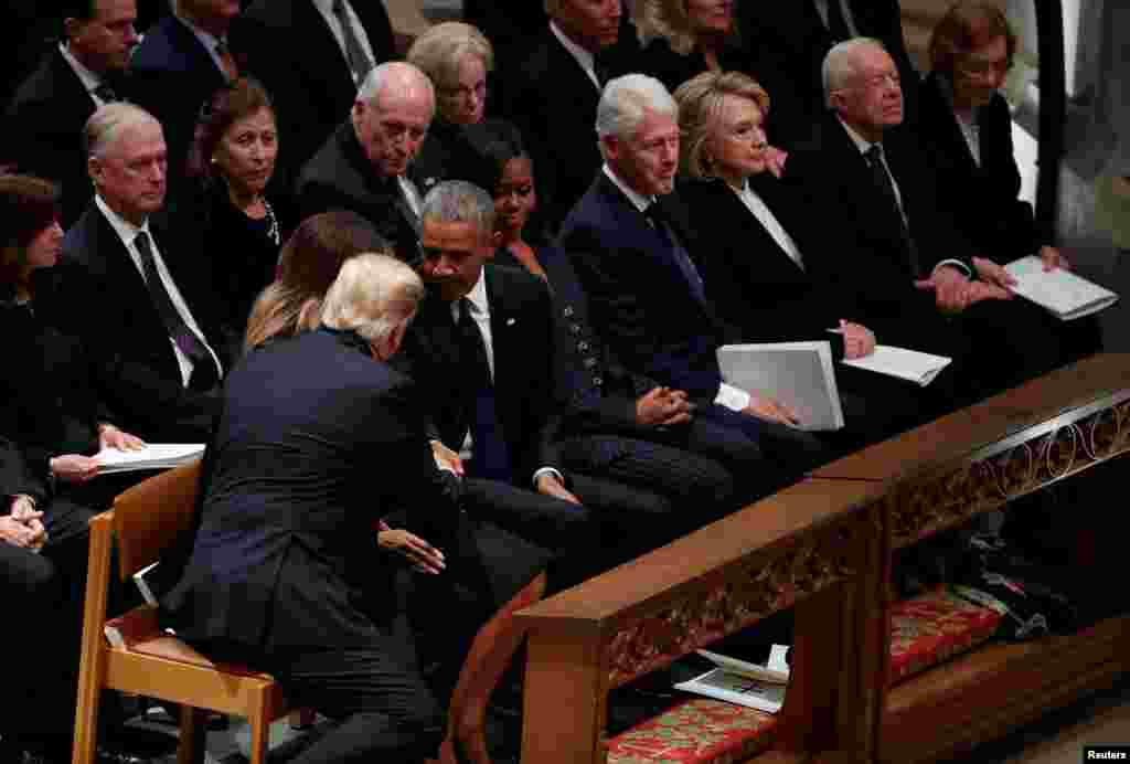 Действующий глава Белого дома&nbsp;Дональд Трамп пожимает руку экс-президенту США Бараку Обаме на церемонии прощания с Джорджем Бушем-старшим в Национальном соборе в Вашингтоне. Справа от Обамы - 42-й президент страны Билл Клинтон с супругой Хиллари. Среди бывших американских лидеров на церемонии присутствуют сын покойного&nbsp;Джордж Буш-младший и&nbsp;Джимми Картер&nbsp;