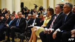 Le ministre russe des Affaires étrangères Sergei Lavrov (3e à gauche), la première dame américaine Melania Trump (3e à droite) et le secrétaire d'Etat américain Mike Pompeo lors du sommet des présidents américain et russe au palais présidentiel à Helsinki