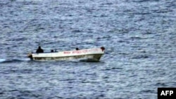 Hải tặc Somalia trên chiếc thuyền nhỏ trong vùng biển quốc tế ngoài khơi bờ biển Somalia