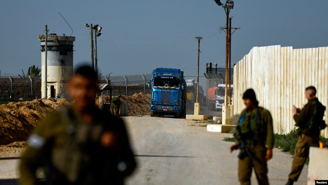 Camiones de asistencia humanitaria entran a la Franja de Gaza desde Israel por el cruce de Kerem Shalom, el 22 de diciembre de 2023.