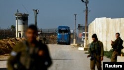 Camiones de asistencia humanitaria entran a la Franja de Gaza desde Israel por el cruce de Kerem Shalom, el 22 de diciembre de 2023.