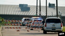 Un policier de Bryan bloque l'accès à un parc industriel près du lieu d'une fusillade de masse à Bryan, au Texas, le 8 avril 2021.