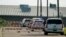 Un policier de Bryan bloque l'accès à un parc industriel près du lieu d'une fusillade de masse à Bryan, au Texas, le 8 avril 2021.