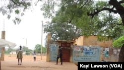 Entrée principale du Lycée de Bè-Kpota à Lomé, 28 octobre 2020. (VOA/Kayi Lawson)