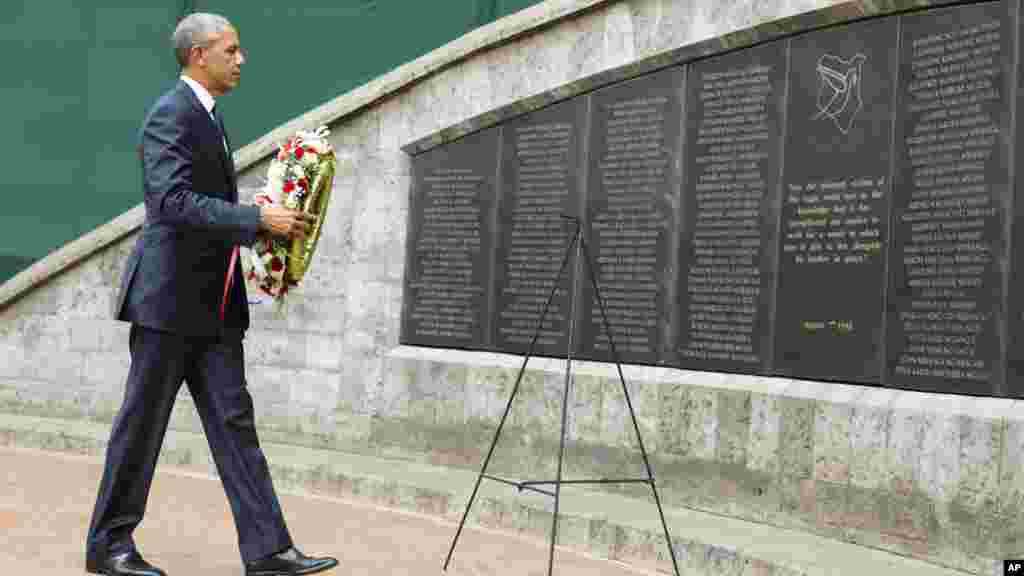  Rais Barack Obama akishiriki katika sherehe za kuweka shada la maua, Jumamosi, Julai 25, 2015, mjini Nairobi, kwenye Memorial Park kuwakumbuka waathirika wa mashambulizi ya mabomu ya mwaka 1998 kwenye ubalozi wa Marekani.