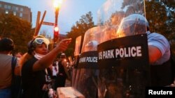 مواجهه پلیس و تظاهرکنندگان در میدان لافایه در مقابل کاخ سفید در شهر واشنگتن.