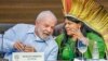 Fotografija kancelarije brazilskog predsednika na kojoj se nalaze predsednik Brazila Luiz Ignasio Lula de Silva i ministarka za autohtone narode Sonja Guajahara, tokom razgovora na samitu, 8. avgusta 2023. godine.