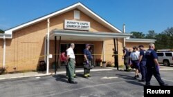 Polisi mengamankan lokasi terjadinya penembakan di gereja Burnette Chapel di Nashville, Tennessee, Minggu (24/9). 