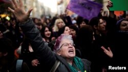 Une manifestation anti-gouvernement a eu lieu dans le quartier de Kadikoym à Istanbul, Turquie, le 18 avril 2017.