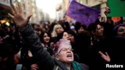 Kadıköy'de referandumu protesto eden göstericiler