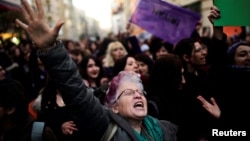 Une manifestation anti-gouvernement a eu lieu dans le quartier de Kadikoym à Istanbul, Turquie, le 18 avril 2017.