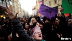 Une manifestation anti-gouvernementale tenue dans le quartier de Kadikoym à Istanbul, Turquie, le 18 avril 2017.