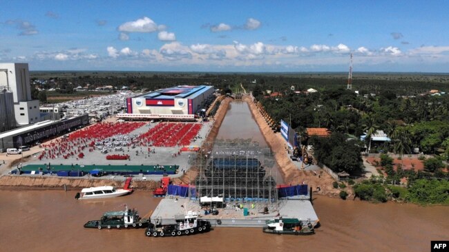 រូបថត​ពីលើ​អាកាស​បង្ហាញ ​ការដ្ឋានសាងសង់​ព្រែក​ជីក​ហ្វូណននៅ​ខេត្ត​កណ្តាល​ថ្ងៃទី​០៥ សីហា ឆ្នាំ២០២៤។