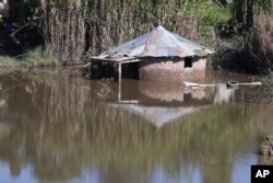 Sebuah rumah terendam banjir di dekat Durban, Afrika Selatan, Senin, 23 Mei 2022. (Foto: AP)