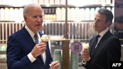 조 바이든(왼쪽) 미국 대통령이 26일 뉴욕에서 NBC '레이트 나이트 위드 세스 마이어스' 토크쇼 촬영 직후 아이스크림 가게를 방문해 진행자 세스 마이어스와 아이스크림을 먹으며 환담하고 있다.