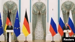 გერმანიის კანცლერი ოლაფ შოლცი (მარცხნივ) და რუსეთის პრეზიდენტი ვლადიმირ პუტინი (მარჯვნივ)