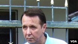 Mikhail Pletnev sesaat setelah dibebaskan dengan uang jaminan.
