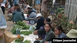 ແມ່​ຄ້າ​ຂາຍ​ເຄື່ອງ​ຢູ່​ຕາມ​ແຄມ​ທາງ