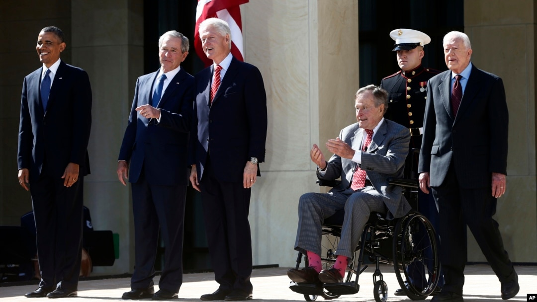 Dari kiri ke kanan: Presiden AS Barack Obama, dan para pendahulunya George W. Bush, Bill Clinton, George H.W. Bush, dan Jimmy Carter (R) pada upacara peresmian perpustakaan kepresidenan George W. Bush di kampus Southern Methodist University di Dallas, 25 April 25 2013. 