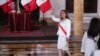 La presidenta de Perú, Dina Boluarte, quien asumió el cargo después de que su predecesor Pedro Castillo fuera destituido, saluda durante la presentación de su nuevo gabinete, en Lima, Perú, el 10 de diciembre de 2022.