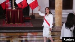 La presidenta de Perú, Dina Boluarte, quien asumió el cargo después de que su predecesor Pedro Castillo fuera destituido, saluda durante la presentación de su nuevo gabinete, en Lima, Perú, el 10 de diciembre de 2022.