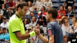 Juan Martin del Potro, of Argentina (L) greets Dominic Thiem, of Austria, after Thiem retired in the second set because of an injury during the fourth round of the U.S. Open tennis tournament, Sept. 5, 2016, in New York. 