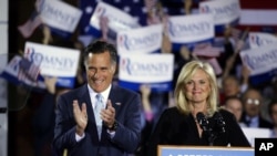 Kandidat Presiden AS dari Partai Republik, Mitt Romney dan istrinya, Ann, di Manchester (24/4). 