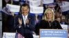 El candidato republicano Mitt Romney y su esposa Ann, toman el escenario en Manchester, Nueva Hampshire, este martes 24 por la noche.