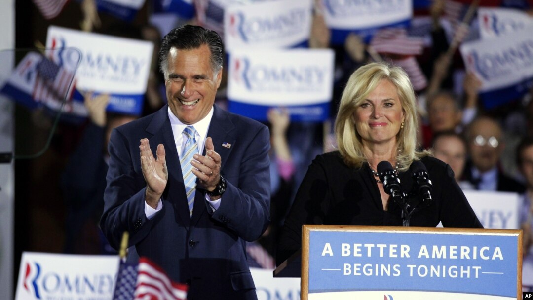 El candidato republicano Mitt Romney y su esposa Ann, toman el escenario en Manchester, Nueva Hampshire, este martes 24 por la noche.