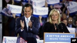 El candidato republicano Mitt Romney y su esposa Ann, toman el escenario en Manchester, Nueva Hampshire, este martes 24 por la noche.