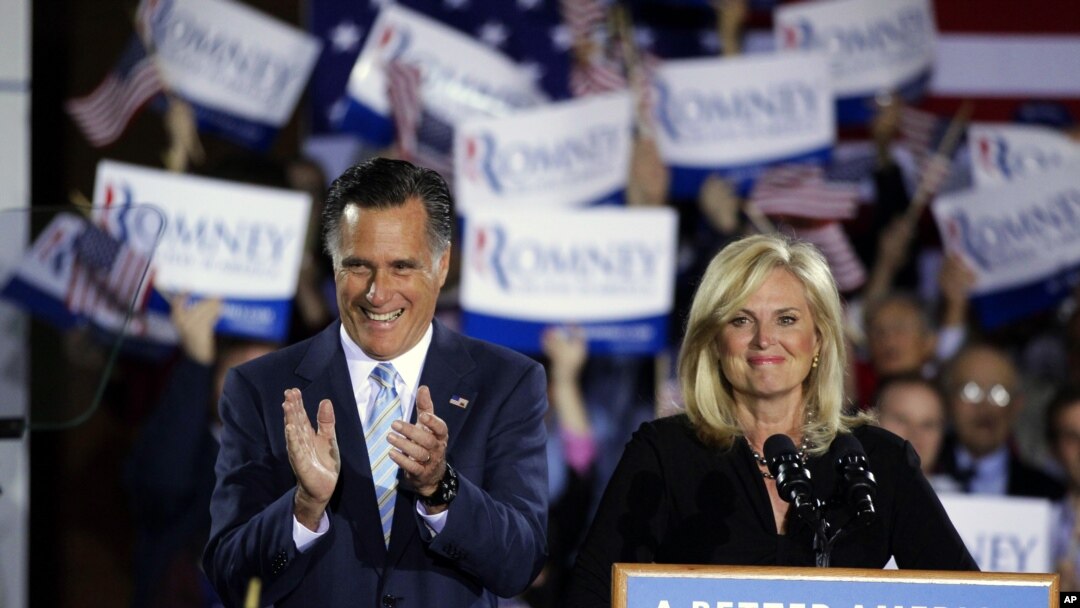 Kandidat Presiden AS dari Partai Republik, Mitt Romney dan istrinya, Ann, di Manchester (24/4). 