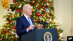Tổng thống Joe Biden phát biểu về nỗ lực ứng phó với COVID-19 và tiêm ngừa vaccine, trong Phòng Quốc Yến của Nhà Trắng ở Washington, ngày 21 tháng 12, 2021.