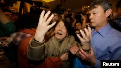 Para keluarga korban pesawat Malaysia Airlines asal China mengunggu kabar di hotel Lido, Beijing (foto: dok).