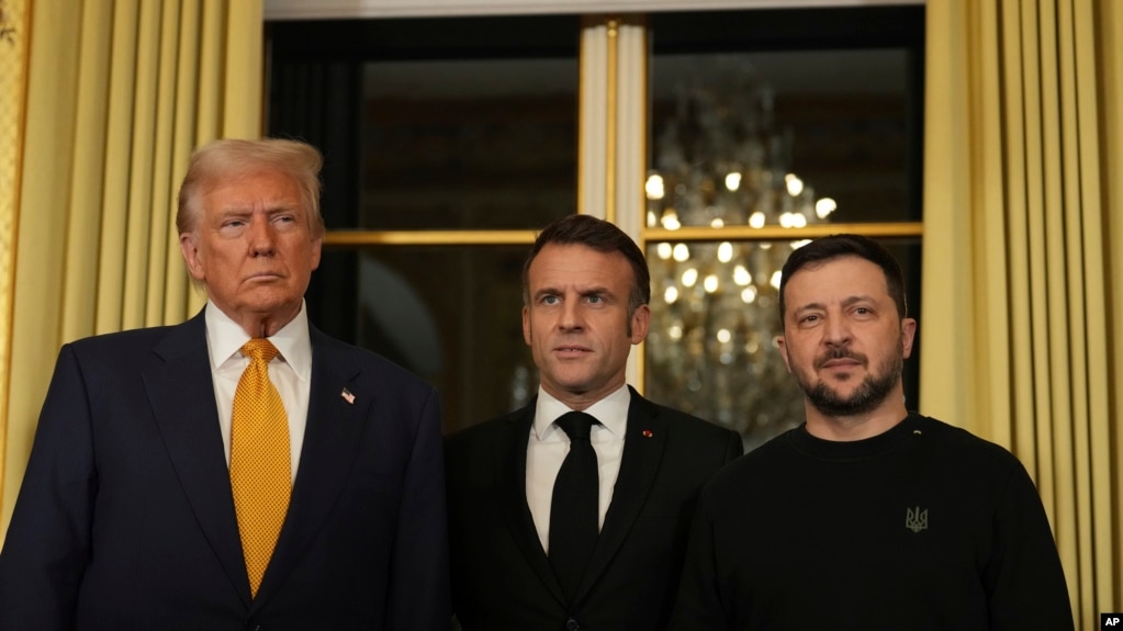 Ông Trump trong cuộc họp hôm 7/12 với người đồng cấp Pháp Emmanuel Macron và Tổng thống Ukraine Volodymyr Zelenskyy.