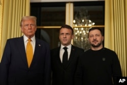 Presiden Prancis Emmanuel Macron, tengah, berpose dengan Presiden terpilih Donald Trump, kiri, dan Presiden Ukraina Volodymyr Zelenskyy di Istana Elysee, 7 Desember 2024 di Paris. (Foto: AP)