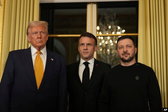 Presiden Prancis Emmanuel Macron, tengah, berpose dengan Presiden terpilih Donald Trump, kiri, dan Presiden Ukraina Volodymyr Zelenskyy di Istana Elysee, 7 Desember 2024 di Paris. (Foto: AP)