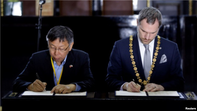 台北市长柯文哲14日与布拉格市长贺瑞卜在布拉格市政厅签署缔结姐妹市协议