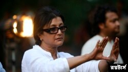 ভারতের চলচ্চিত্র পরিচালক অপর্ণা সেন তার নতুন ছবি "দ্য জাপানিজ ওয়াইফ" এর শুটিং চলাকালীন পরিচালনার কাজে ব্যস্ত। ২৪ এপ্রিল ২০০৭।(ফাইল ছবি- রয়টার্স/জয়ন্ত শ)